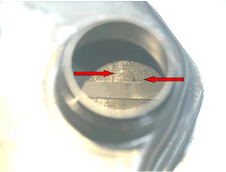 Фото 13. Фрагменты износа деталей на внутренней стороне сетки фильтра (показаны красными стрелками)