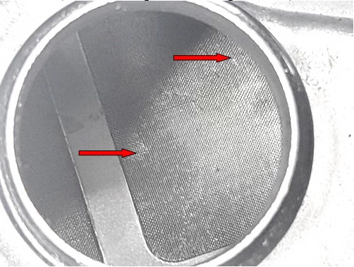 Фото 14. Фрагменты износа деталей на внутренней стороне сетки фильтра (показаны красными стрелками)