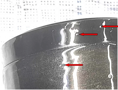 Фото 16. Фрагменты износа на деталях насоса (показано красными стрелками)