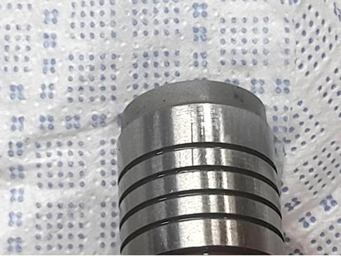 Фото 18. Повреждения на плунжере клапана в виде продольных царапин и рисок