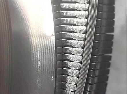 Фото 28. Задиры металла на контактной поверхности приводного ремня