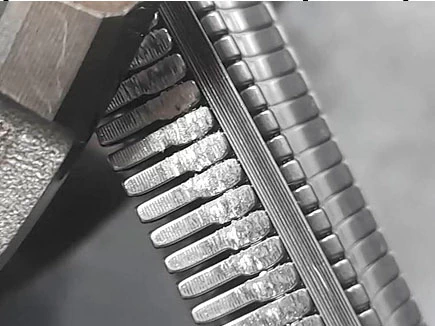 Фото 29. Задиры металла на контактной поверхности приводного ремня