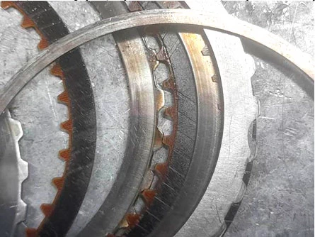 Фото 31. Износ фрикционных накладок и следы побежалости (перегрева) на дисках