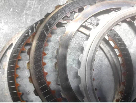 Фото 32. Износ фрикционных накладок и следы побежалости (перегрева) на дисках