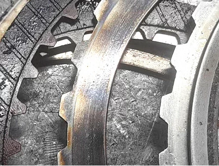 Фото 33. Износ фрикционных накладок и следы побежалости (перегрева) на дисках