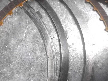 Фото 35. Повреждения на фрикционных накладках и на стальных дисках