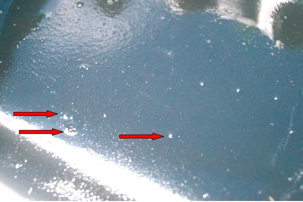 Фото 9. Фрагменты износа деталей в поддоне - крупные показаны красными стрелками