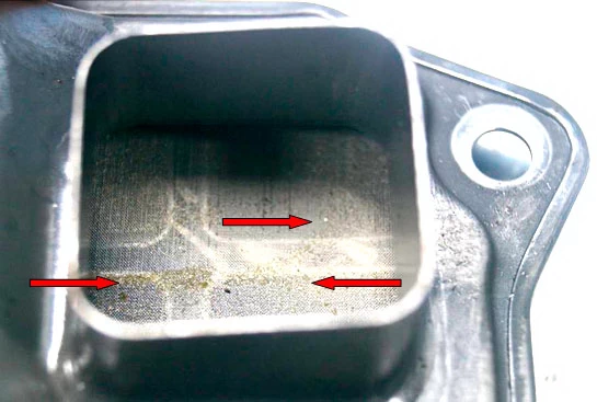 Фото 11. Фрагменты износа деталей на внешней стороне сетки фильтра (показаны красными стрелками)