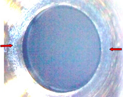 Фото 21. На посадочном месте клапана (показано красными стрелками) отсутствуют повреждения и  износ (увеличение в 10х)