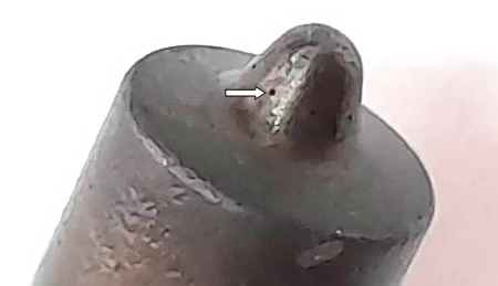 Фото 3. Сопла распылителя не забиты – показано белой стрелкой