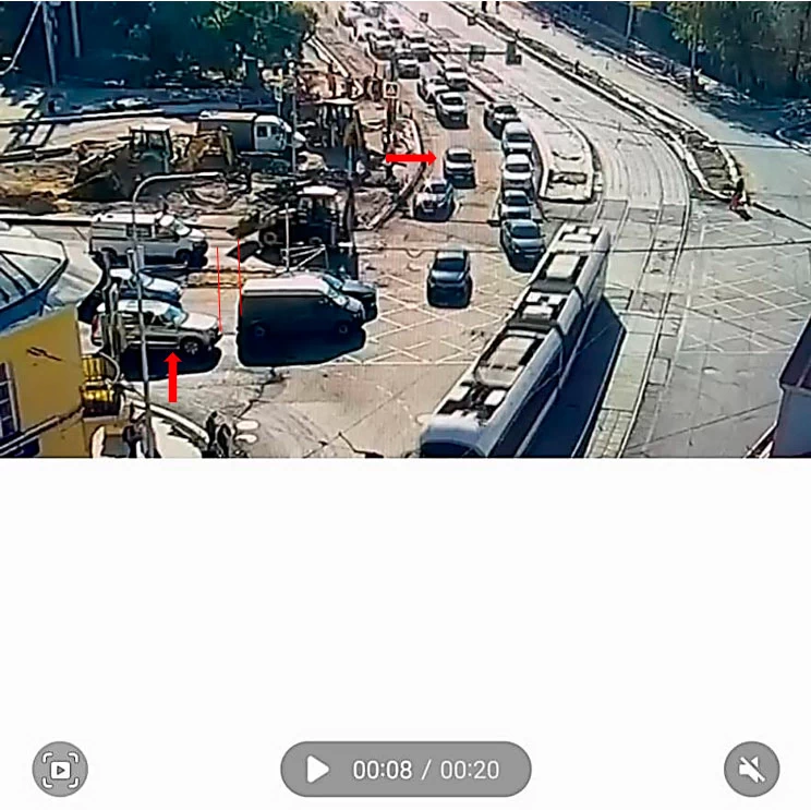 Фото 1. Стоп-кадр 1 - 8 сек. видеозаписи. Красными стрелками показаны автомобили HAVAL и TOYOTА. Красными линиями показано расстояние от автомобиля HAVAL до впереди стоящего автомобиля.