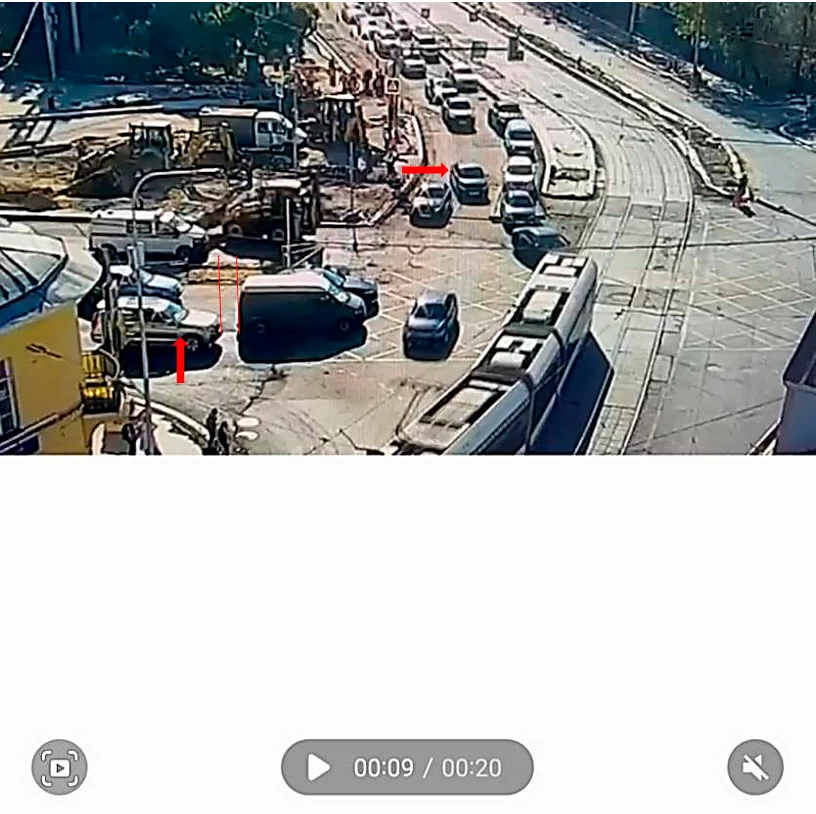 Фото 2. Стоп-кадр 2 - 9 сек. видеозаписи. Красными стрелками показаны автомобили HAVAL и TOYOTА. Красными линиями показано расстояние от автомобиля HAVAL до впереди стоящего автомобиля.