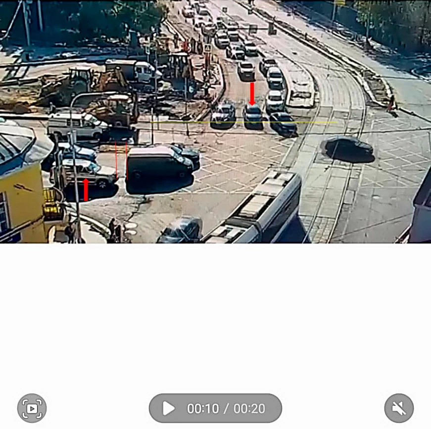 Фото 3. Стоп-кадр 3 - 10 сек. видеозаписи. Красными стрелками показаны автомобили HAVAL и TOYOTА. Красными линиями показано расстояние от автомобиля HAVAL до впереди стоящего автомобиля. Жёлтой линией показана воображаемая линия границы перекрёстка.
