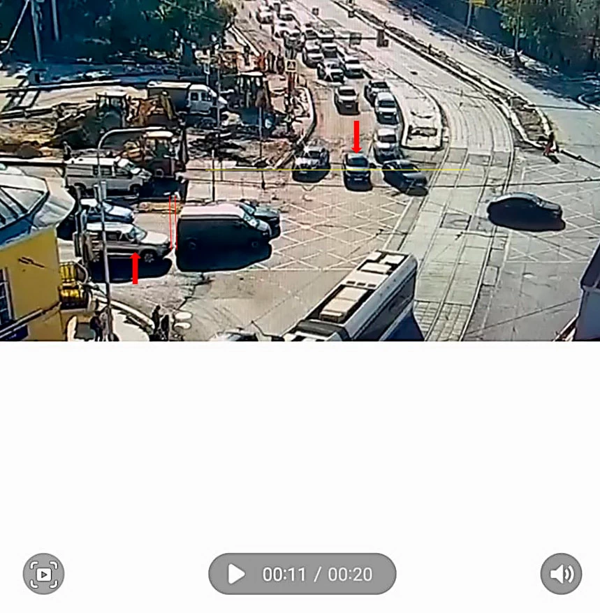 Фото 4. Стоп-кадр 4 - 11 сек. видеозаписи. Красными стрелками показаны автомобили HAVAL и TOYOTА. Красными линиями показано расстояние от автомобиля HAVAL до впереди стоящего автомобиля. Жёлтой линией показана воображаемая линия границы перекрёстка.