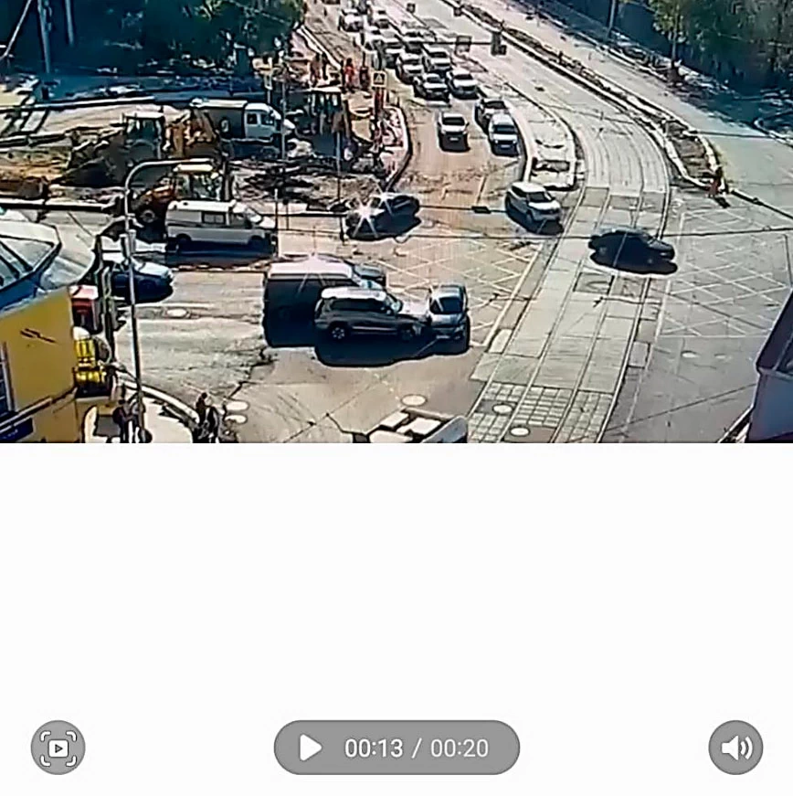 Фото 5. На стоп-кадре 5 - 13 сек. момент столкновения автомобилей TOYOTА и HAVAL.