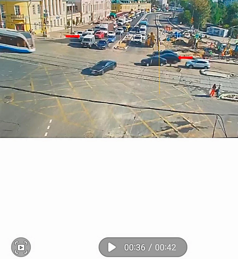 Фото 6. Стоп-кадр 6 - 42 сек. видеозаписи с другой видеокамеры. Красными стрелками показаны автомобили HAVAL и TOYOTА. Жёлтой линией показана воображаемая линия границы перекрёстка.