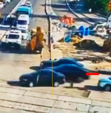 Фото 7. Стоп-кадр 6 - 42 сек. видеозаписи с другой видеокамеры. Красной стрелкой показан автомобиль TOYOTА. Жёлтой линией показана воображаемая линия границы перекрёстка.