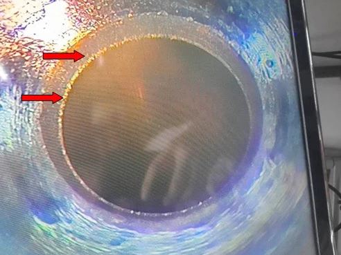 Фото 15. Повреждения в виде раковин на седле клапана форсунки (показано красными стрелками) – вид через микроскоп (увеличение 20х)