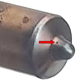 Фото 6. Сопла форсунки не забиты – показано красной стрелкой