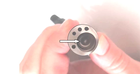 Фото 22. Пьезоэлемент форсунки – показан белой стрелкой