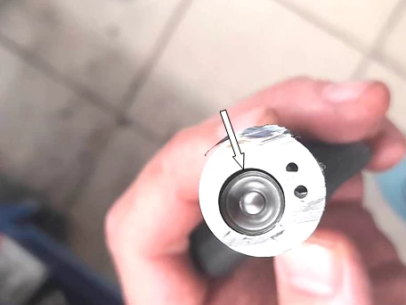 Фото 31. Зазор пьезоэлемента и корпуса форсунки – показан белой стрелкой