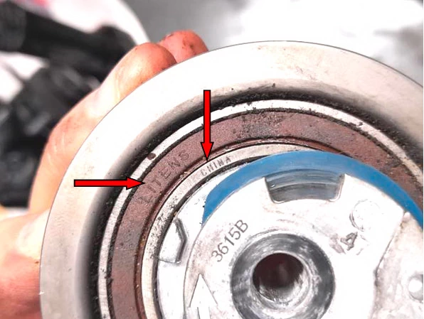 Фото 3. Марка ролика и надпись – «CHINA» показаны красными стрелками