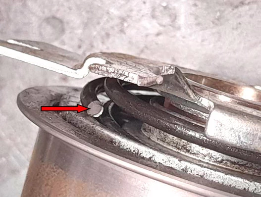 Фото 5. Разрушение пружины ролика – показано красной стрелкой