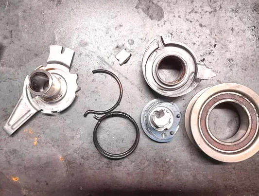 Фото 6. Детали разобранного натяжного ролика