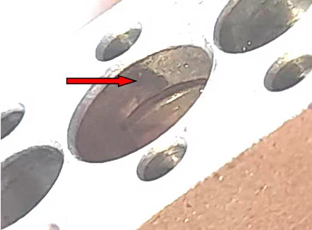 Фото 22. След контактного взаимодействия в отверстии направляющей пластины – показан красной стрелкой