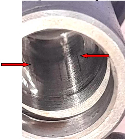 Фото 58. Вертикальные потёртости металла, риски и царапины в штатном месте перемещения плунжера – показано красными стрелками