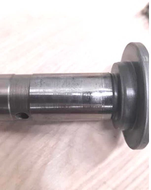 Фото 59. Множественные кольцевые задиры и потёртости на штоке привода плунжера