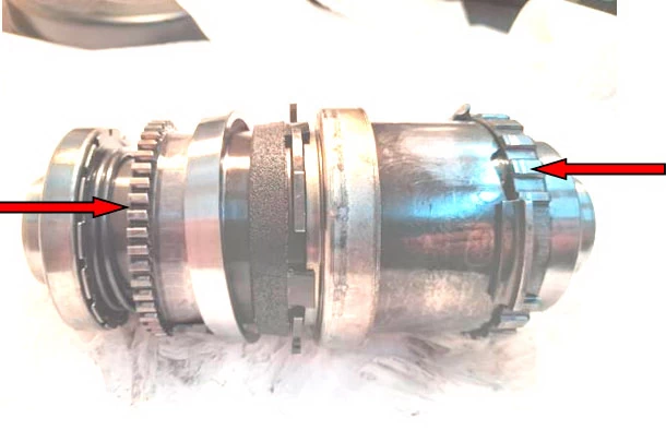 Фото 40. Механизм включения заднего редуктора (места зубьев со следами смятия металла от не полного контактного взаимодействия - показаны красными стрелками)