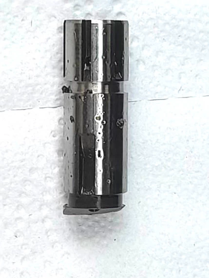 Фото 16. Фрагмент разрушенного плунжера и капли жидкости