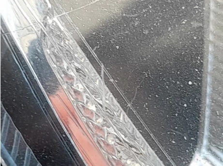 Фото 28. Царапины и риски на левой фаре