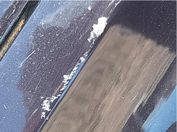 Фото 37. Характер задиров на переднем правом крыле