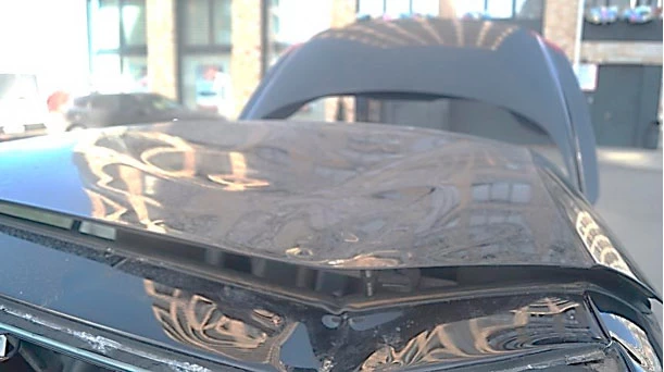 Фото 40. Деформация металла средней части панели крыши