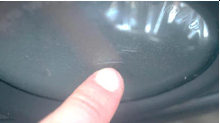 Фото 48. Риски на рассеивателе левой противотуманной фары