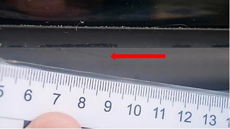 Фото 53. Царапина неровной формы на уплотнителе правой двери (показано красной стрелкой)