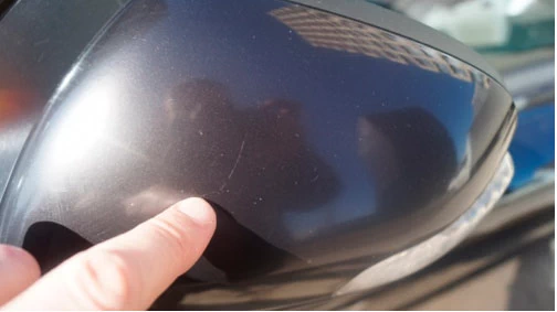 Фото 57. Царапина на корпусе наружного левого зеркала