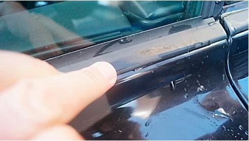 Фото 61. Царапина неровной формы на уплотнителе левой двери