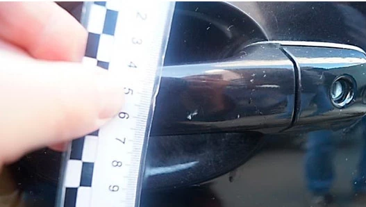 Фото 62. Сколы, царапина и потёртость на ручке передней левой двери