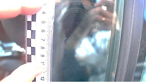 Фото 63. Мелкие риски и царапины на стекле левой двери