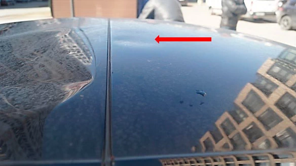 Фото 93. Деформация металла спереди на панели крыши средняя часть (показано красной стрелкой)