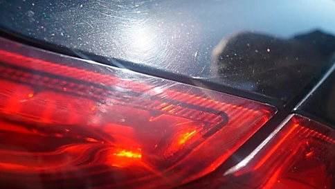 Фото 102. Потёртости, царапины и риски на заднем правом фонаре