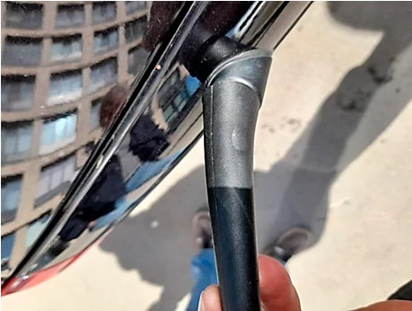 Фото 107. Потертости на материале штока антенны