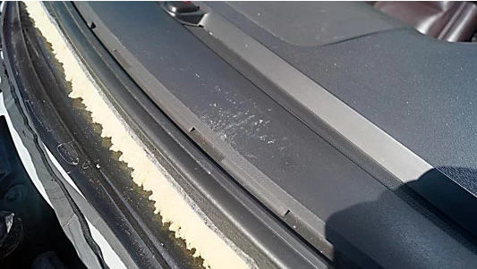 Фото 108. Царапины и риски на накладке (обтекателе) перед панелью приборов