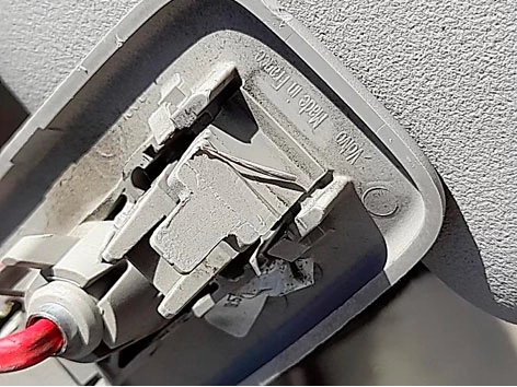 Фото 113. Разрушение крепления солнцезащитного козырька водителя