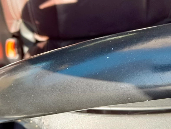 Фото 117. Мелкие сколы материала обода рулевого колеса