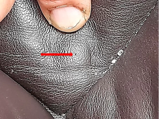 Фото 120. Сквозное отверстие (прокол) материала на подушке сидения водителя (показано красной стрелкой)