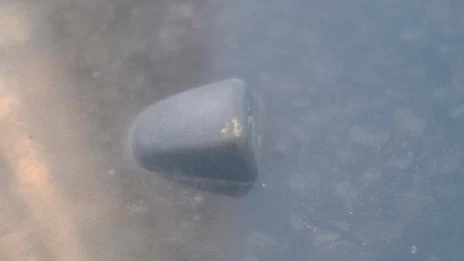 Фото 16. Царапина на корпусе левой форсунки омывателя ветрового стекла